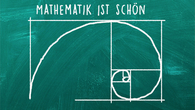 Zeichnung des Goldenen Schnitts mit weißer Kreide auf einer grünen Tafel.