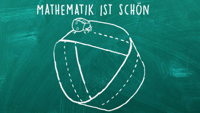 Zeichnung des Möbiusbands mit weißer Kreide auf grüner Tafel.