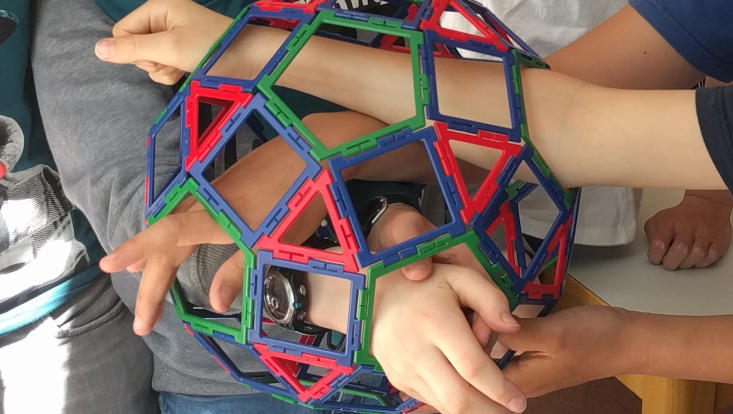 Geometrischer Körper mit Händen